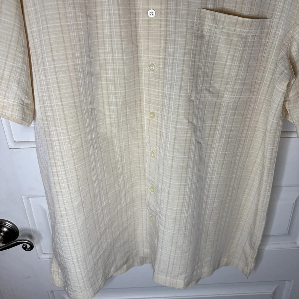 Preowned Excellent Condition Foundry Men's Short Sleeve Button-Up‎ Sz LT